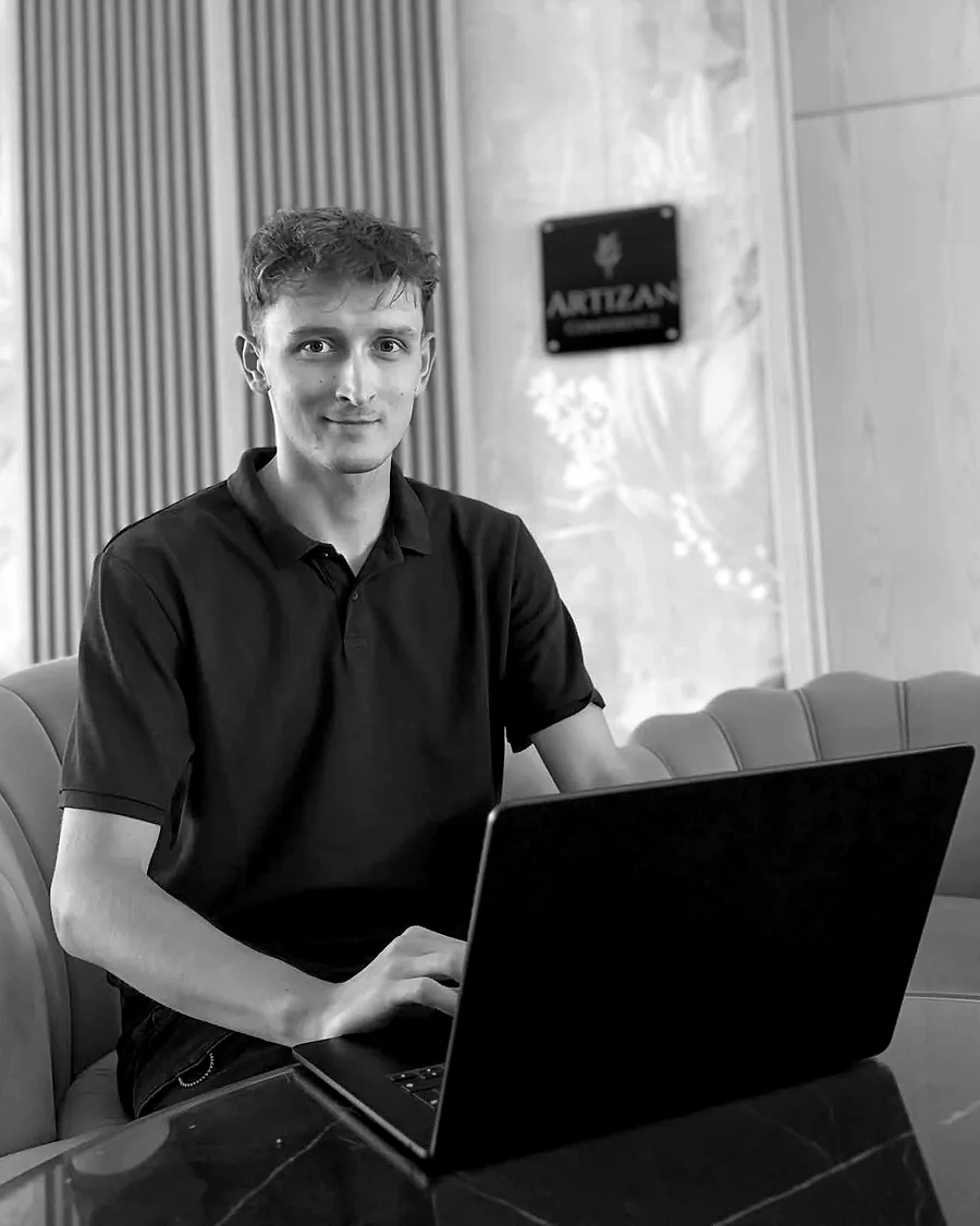 Mateusz Matlęga, właściciel Matly, przy laptopie